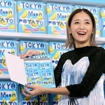 　商品を手にする池田美優＝３日、東京都千代田区