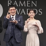 　イベントに登場した山里亮太（左）と松村沙友理＝東京都品川区