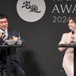 　イベントに登場した山里亮太（左）と松村沙友理＝東京都品川区