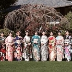 　晴れ着撮影会に登場した（左から）百瀬拓実、奥野壮、井頭愛海、ギュナイ滝美、本田紗来、本田望結、井本彩花、高橋ひかる、宮本茉由、玉田志織、大角ゆき、川瀬莉子、尾碕真花、飯島寛騎、庄司浩平＝東京都港区