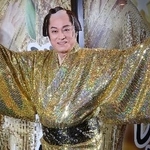 　囲み取材でポーズをとる松平健＝東京都墨田区