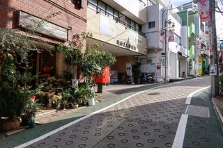 　旭坂にある上原銀座商店街＝東京都渋谷区