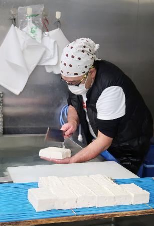 　豆腐を切る太田屋豆腐店の店主＝東京都渋谷区