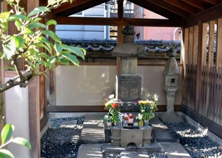 　国史跡に指定されている「平賀源内墓」＝東京都台東区