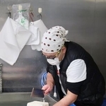 　豆腐を切る太田屋豆腐店の店主＝東京都渋谷区