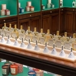 　「サンタ・マリア・ノヴェッラ」渋谷パルコ店に並ぶ、歴史あるオーデコロンの数々＝東京・渋谷（提供写真）