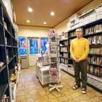 　カストリ書房の店内と、店主の渡辺豪さん＝東京都台東区