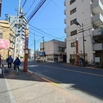 　仲之町通りにある「吉原大門跡」＝東京都台東区