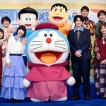 　完成報告会に登場した（前列左から）寺本幸代監督、水田わさび、鈴鹿央士、藤本美貴（後列左から）かかずゆみ、木村昴、関智一＝東京都中央区