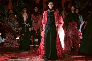 　２０２４年秋冬コレクション「ＵＮＶＥＩＬ」＝パリ（提供写真）