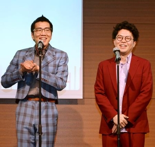 　イベントに登場した「ヤーレンズ」の楢原真樹（左）と出井隼之介＝７日、東京都中央区