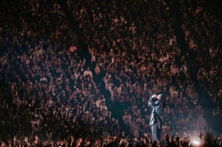 　熱唱するＲ-指定（ｐｈｏｔｏ　ｂｙ　＠ｋａｗａｄｏ＿ｐｈｏｔｏ）