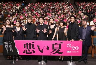 　舞台あいさつした（左から）箭内夢菜、伊藤万理華、窪田正孝、北村匠海、河合優実、木南晴夏、毎熊克哉、城定秀夫監督＝東京都千代田区
