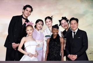 　舞台あいさつに登場した（前列左から）アリアナ・グランデ、シンシア・エリボ、ジョン・Ｍ・チュウ監督、（後列左から）ｋｅｍｉｏ、清水美依紗、高畑充希、ゆりやんレトリィバァ＝東京都千代田区
