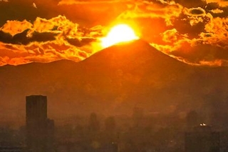 　東京タワーのメインデッキから見えた「ダイヤモンド富士」＝東京都港区