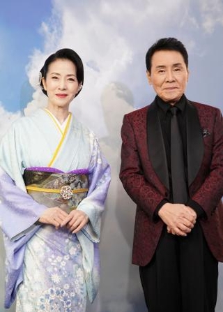 　終演後、取材に応じた坂本冬美（左）と五木ひろし＝東京都立川市