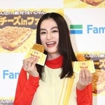　ファミリーマートの新商品「濃厚チーズｉｎファミチキ」の発表会に出席した八木莉可子＝東京都内