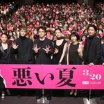 　舞台あいさつした（左から）箭内夢菜、伊藤万理華、窪田正孝、北村匠海、河合優実、木南晴夏、毎熊克哉、城定秀夫監督＝東京都千代田区