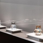 　「没後１２０年　エミール・ガレ：憧憬のパリ」の展示風景（（Ｃ）田山達之）。花器「鯉」（手前）は１８７８年パリ万博に出品されたものと同一モデル（エミール・ガレ　１８７８年　大一美術館）（提供写真）