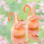 　「桜といちごのアフタヌーンティー“春風”」で提供されるスワンの形をしたスイーツ（提供写真）