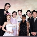　舞台あいさつに登場した（前列左から）アリアナ・グランデ、シンシア・エリボ、ジョン・Ｍ・チュウ監督、（後列左から）ｋｅｍｉｏ、清水美依紗、高畑充希、ゆりやんレトリィバァ＝東京都千代田区