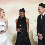 　舞台あいさつに登場した（左から）アリアナ・グランデ、シンシア・エリボ、ジョン・Ｍ・チュウ監督＝東京都千代田区