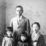 　前列左から浜木綿子の姉、本人、母、後列は父（撮影年月日場所不明）