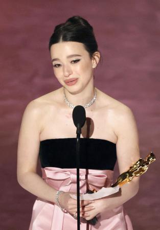 　第９７回米アカデミー賞主演女優賞を受賞したマイキー・マディソン＝３月２日、米ハリウッド（ロイター＝共同）