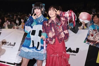 　ａｎｏ（左）と幾田りら＝横浜市西区