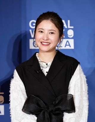 　発表会に登場した吉高由里子＝２５日、東京都中央区