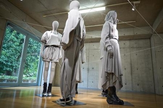 　スエット素材で作られた「ＮＡＯＫＩ　ＴＡＫＩＺＡＷＡ」２０２５年春夏コレクション（提供写真）
