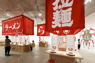 　「ラーメンどんぶり展」の会場風景。壁面（右）に田名網敬一さんによるどんぶりのデザインを拡大して展示＝東京・六本木（撮影：木奥恵三）（提供写真）
