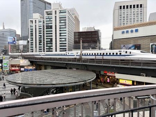 　東京交通会館の屋上庭園からの風景。鉄道ファンにも人気のスポットだ＝東京都千代田区