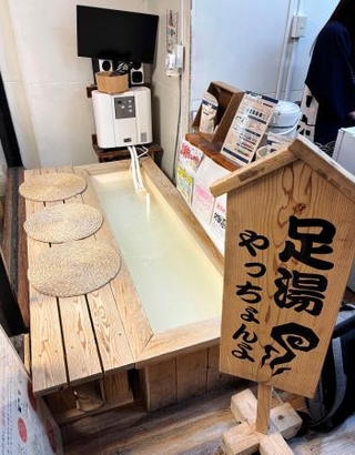 　「おおいたアンテナショップ温泉座」に設けられた足湯＝東京都千代田区