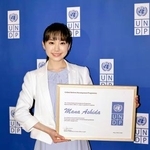 　ＵＮＤＰ国内親善大使の任命書を手にする芦田愛菜＝東京都千代田区