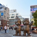 　ＪＲ新小岩駅の北口駅前広場にあるモンチッチ像＝東京都葛飾区（（Ｃ）Ｓｅｋｉｇｕｃｈｉ）