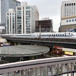 　東京交通会館の屋上庭園からの風景。鉄道ファンにも人気のスポットだ＝東京都千代田区