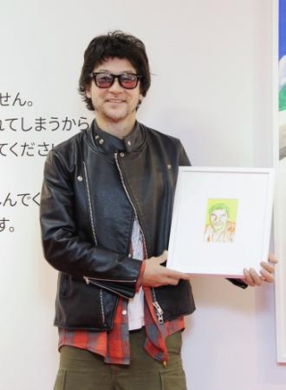 　自画像を手にする浅野忠信＝東京都新宿区