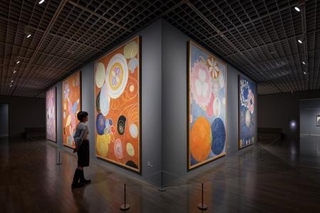 　アフ・クリントの大型絵画「１０の最大物」の展示風景＝東京・竹橋（撮影：三吉史高）（提供写真）