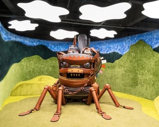 　「ロエベ　クラフテッド・ワールド展」で紹介している「ハウルの動く城　バッグ」（提供写真）