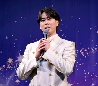 　発表会に登場した宮舘涼太＝３日、東京都品川区