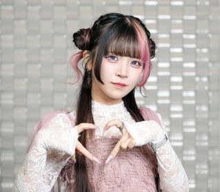 　指でハートのポーズを取る川口莉奈
