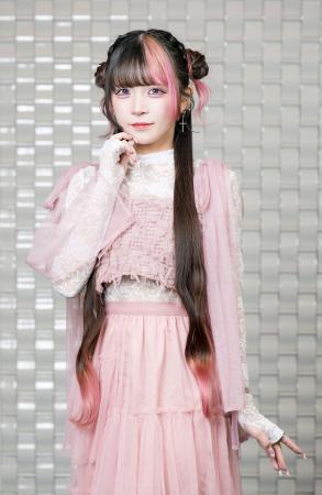 　アニメ「ウィッチウォッチ」で主人公の声を担当する川口莉奈