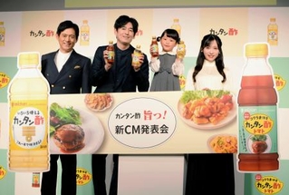 　発表会に登場した（左から）博多華丸、博多大吉、村方乃々佳、小栗有以＝７日、東京都港区
