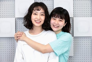 　仲の良さを見せる清水くるみ（左）と田村芽実