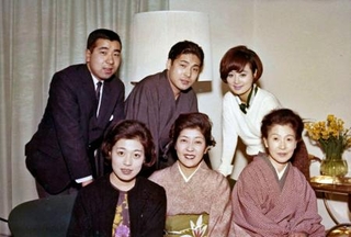　後列右から反時計回りに浜木綿子、三代目市川猿之助、弟で後の四代目市川段四郎、浜の妹、高杉早苗（猿之助らの母）、浜の母＝１９６５年１２月ごろ、東京都内の浜の自宅