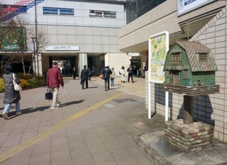 　聖蹟桜ケ丘駅の西口に設置されている「青春のポスト」＝東京都多摩市