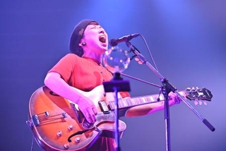 　ライブで熱唱する「Ｔ字路ｓ」の伊東妙子（Ｐｈｏｔｏ　ｂｙ　ｈｉｒｏ）