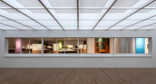 　「リビング・モダニティ　住まいの実験　１９２０ｓ-１９７０ｓ」展示風景（国立新美術館　２０２５年）。会場に再現されたル・コルビュジエの水平窓（撮影：福永一夫）（提供写真）