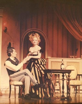 　レット・バトラー役の高橋幸治（左）とベル・ワトリング役の浜木綿子＝１９６６年ごろ（東宝演劇部提供）